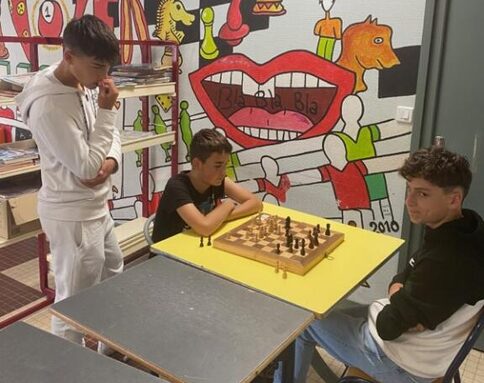 Tournoi d'échecs 
Sorën et Alban s'affrontent, le juge Luis veille...